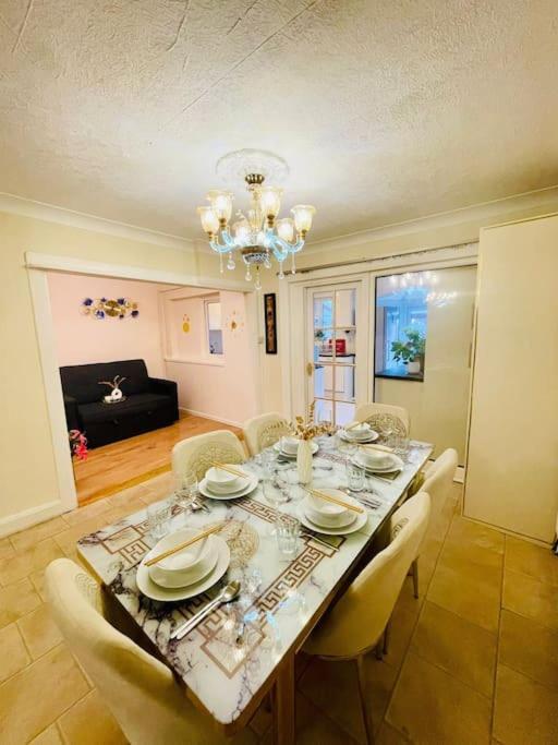 Vakantiehuis Beautiful 3bd Family With Huge Private Graden *