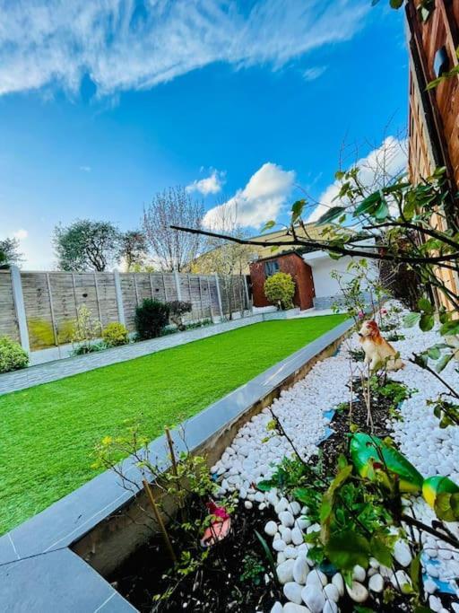 Beautiful 3bd Family With Huge Private Graden Vakantiehuis